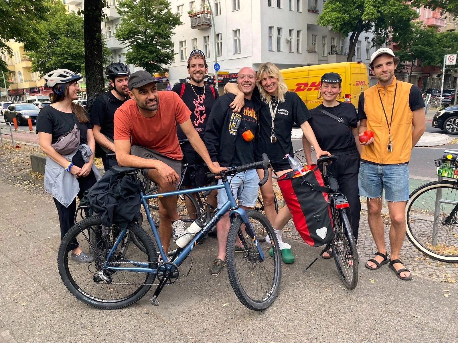 Gruppenbild mit Fahrrad